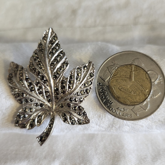 Keyes Jewelry Vintage Marcasite Silver Maple Leaf Brooch - Picture 2 of 7